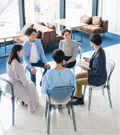 オフィスで輪になって相談するお客様と担当者