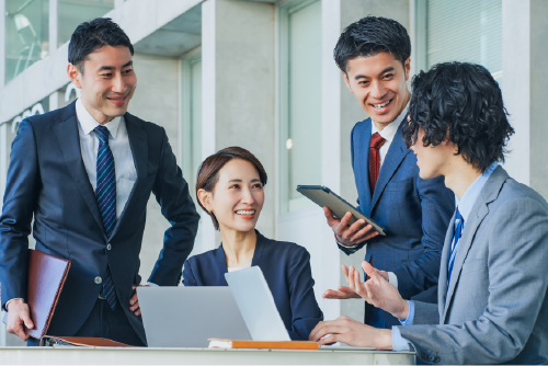 打ち合わせをする税理士とビジネスパーソン