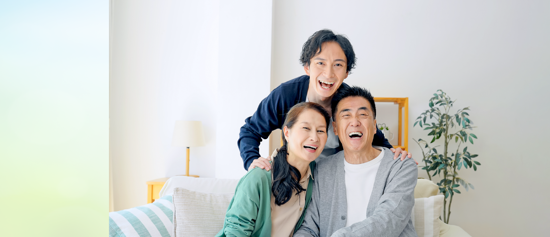 リビングで笑顔を見せる三世代のご家族