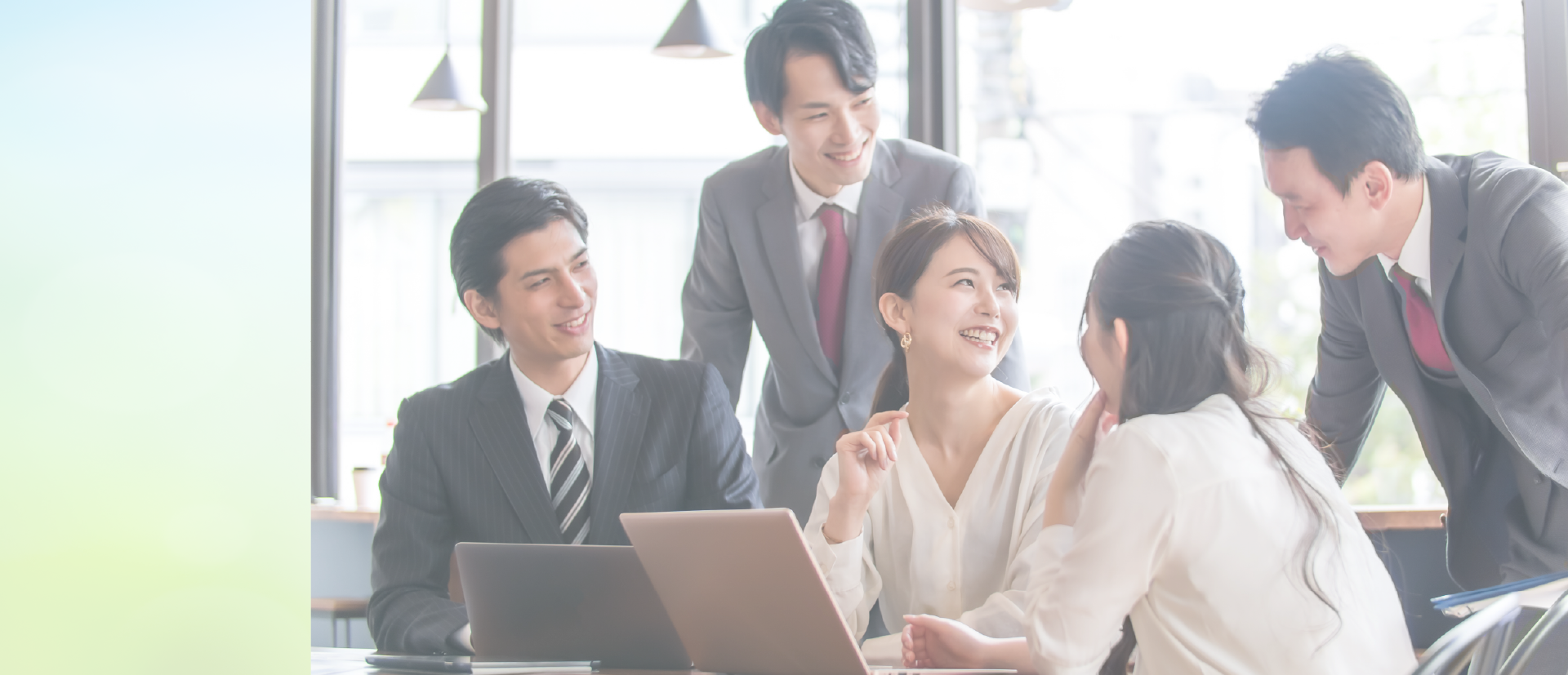打ち合わせで笑顔を見せるビジネスパーソン